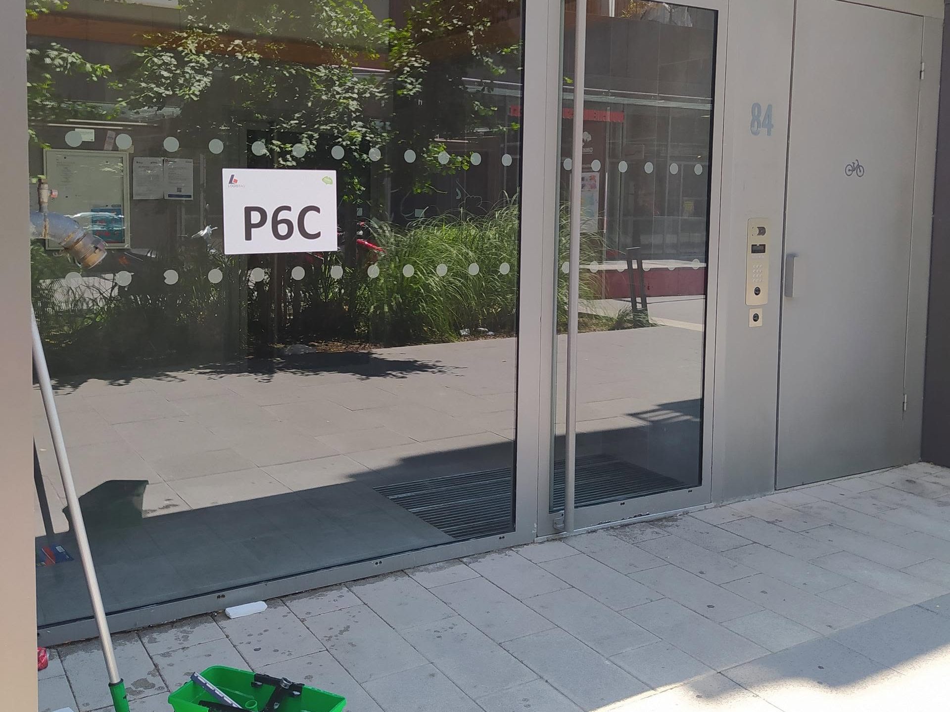 Nettoyage de vitres du hall d'une résidence à Bordeaux gironde ProNickel